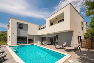 Bazén v ubytovaní Luxury Villa IN with Heated Pool alebo v jeho blízkosti