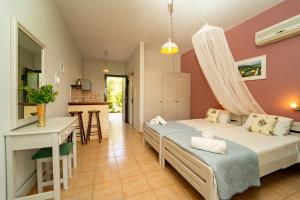 um quarto com uma cama e uma cozinha num quarto em Ionio Holidays Katerina Apartments em Vasilikos