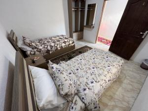 سرير أو أسرّة في غرفة في Z3 Hostel