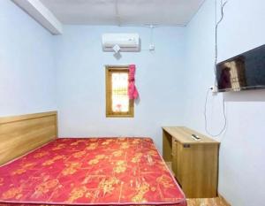 Giường trong phòng chung tại SPOT ON 91343 Kartika Guest House Syariah