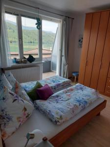 a bedroom with two beds and a window at Seewohnung Zentral in Millstatt