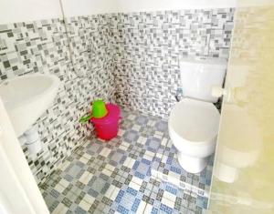 Kupatilo u objektu SPOT ON 91343 Kartika Guest House Syariah