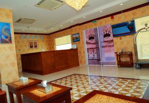 ROYAL HOTEL في مسقط: غرفة كبيرة بها منصة و أرضية زجاجية