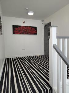 un pasillo con suelo de rayas en blanco y negro en OYO Victoria Apartments en Middlesbrough
