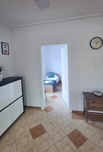 Posteľ alebo postele v izbe v ubytovaní Apartament Riviera z widokiem na kanał Augustowski
