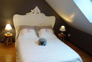 een knuffeldier zit op een bed bij appartement romantique tout confort 4 personnes in Boulogne-sur-Mer