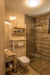 een badkamer met een toilet, een wastafel en een douche bij Apartmaji Jezerka in Bled