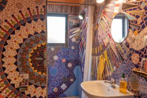 baño con lavabo y pared de mosaico en Casa Boa Onda en Lajes das Flores