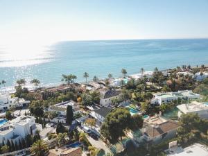 Fotografia z galérie ubytovania Villa encantadora junto a la playa en Los Monteros con seguridad 24 horas v Marbelli