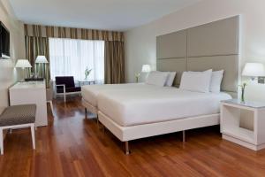 1 cama blanca grande en una habitación de hotel en NH Buenos Aires Latino en Buenos Aires