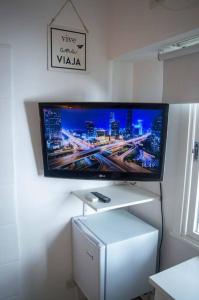 TV i/ili multimedijalni sistem u objektu Hermoso y cómodo alojamiento con patio en Nuñez