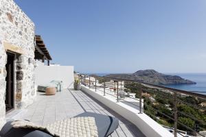 een balkon met uitzicht op de oceaan bij Fedra Suites in Plakias