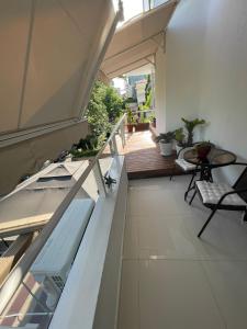 un balcón de una casa con mesa y sillas en Kristi apartment en Tirana