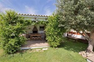 A garden outside espectacular villa con piscina en Conil CL-5C