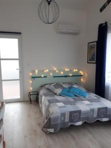 sypialnia z łóżkiem z oświetleniem w obiekcie Joli studio entre la mer et la ville w Hyères