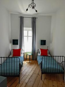 Un pat sau paturi într-o cameră la Centrum Grand Apartament