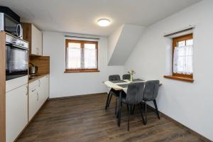 Kuchyňa alebo kuchynka v ubytovaní Apartmány Závětří