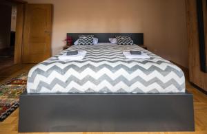 Ένα ή περισσότερα κρεβάτια σε δωμάτιο στο Spacious & Modern Apartments- Old Town +54 φωτογραφίες