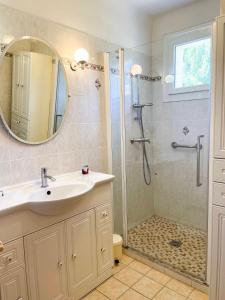 Koupelna v ubytování Villa La Muse avec piscine privée et chauffée