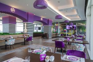 Een restaurant of ander eetgelegenheid bij dusitD2 Salwa Doha