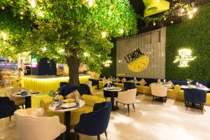 Een restaurant of ander eetgelegenheid bij dusitD2 Salwa Doha