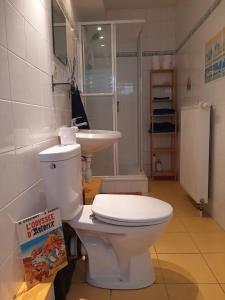 La salle de bains est pourvue de toilettes et d'un lavabo. dans l'établissement À la pause bien méritée =), à Villers-la-Ville