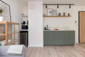 Kuchyňa alebo kuchynka v ubytovaní Awanport Estate Gdynia by Noclegi Renters