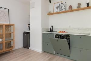 Kuchyňa alebo kuchynka v ubytovaní Awanport Estate Gdynia by Noclegi Renters