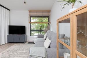 Televízia a/alebo spoločenská miestnosť v ubytovaní Awanport Estate Gdynia by Noclegi Renters