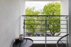 a room with a window with a view of cars at Awanport Estate Gdynia by Renters in Gdynia