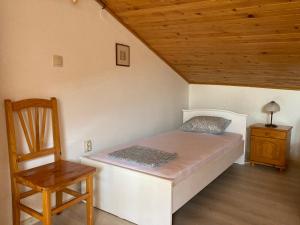 een bed in een kamer met een houten plafond bij Villa Apollonia in Sozopol