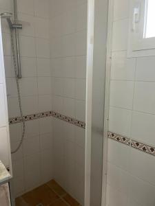 bagno con doccia e piastrelle bianche di retreat studio a Santa Eularia des Riu