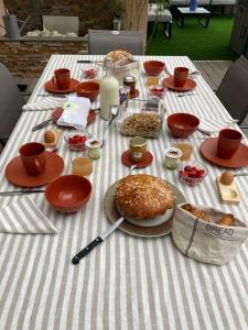 un tavolo con piatti di cibo sopra di Wine Hôte Chambre d'hôtes a Le Pian-Médoc