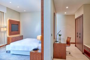 Een bed of bedden in een kamer bij dusitD2 Salwa Doha