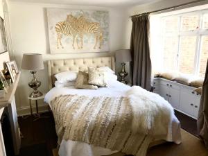 Postel nebo postele na pokoji v ubytování Marina Retreat - Stunning 4 bedroom, 3 bathroom house with harbour views!