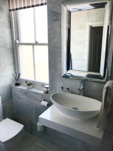 Koupelna v ubytování Marina Retreat - Stunning 4 bedroom, 3 bathroom house with harbour views! + 12 fotografií