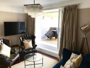 TV a/nebo společenská místnost v ubytování Marina Retreat - Stunning 4 bedroom, 3 bathroom house with harbour views!