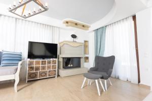 TV a/nebo společenská místnost v ubytování Villa D'Oro - Luxury Villas & Suites