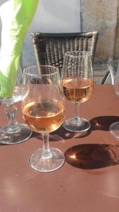 drie glazen wijn zittend op een tafel bij Etoilevacances Chambres d hotes Campagne en Lavande in Les Veyans