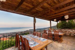 comedor con mesa y sillas en el balcón en Papazlıkhan Hotel, en Altinoluk