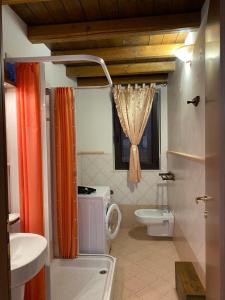 baño con lavabo y aseo y ventana en Villa dei Vasari en Casoli