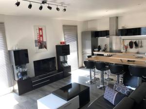 salon z kanapą i kuchnią w obiekcie Appartement vue panoramique sur la mer et la citadelle de Bastia w Bastii