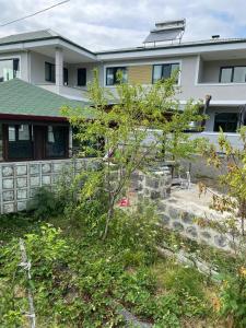 Puutarhaa majoituspaikan Luxury Nature Life Villa ulkopuolella