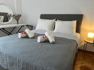 une chambre avec un lit avec deux oreillers dessus dans l'établissement Theo Suites, à Kavala