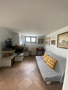 een woonkamer met een bank en een bureau bij Maura's Retreat in Montepulciano Stazione