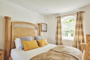 Łóżko lub łóżka w pokoju w obiekcie Kingfisher Cottage