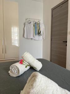 - une chambre avec un lit, des serviettes et des vêtements dans l'établissement Theo Suites, à Kavala 25 autres photos
