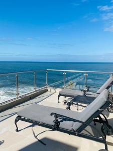 een balkon met uitzicht op de oceaan bij Sea View Luxury Penthouse in Ballito