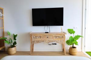 Televízia a/alebo spoločenská miestnosť v ubytovaní Cosy Sea View Studio FREE WIFI