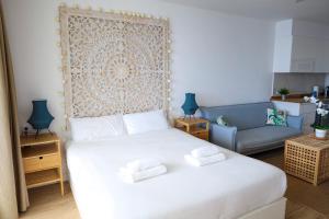 Posteľ alebo postele v izbe v ubytovaní Cosy Sea View Studio FREE WIFI